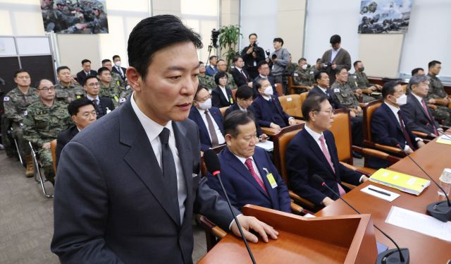 ▲김성훈 대통령경호처 차장이 22일 국회에서 열린 '윤석열 정부의 비상계엄 선포를 통한 내란 혐의 진상규명 국정조사 특별위원회' 1차 청문회에서 의원 질의에 답변하고 있다. ⓒ연합뉴스