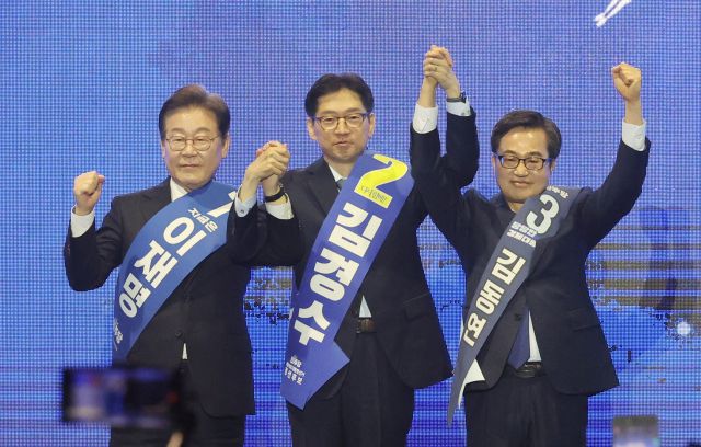 ▲이재명(왼쪽부터), 김경수, 김동연 더불어민주당 대선 경선 후보들이 20일 울산시 울주군 울산전시컨벤션센터에서 열린 '제21 대통령선거 후보자 선출을 위한 영남권 합동연설회'에서 인사하고 있다. 2025.4.20ⓒ연합뉴스