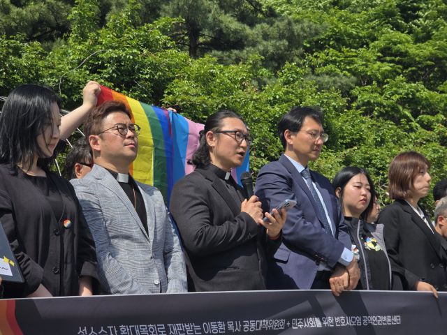 ▲서울고등법원 민사9부(재판장 성지용)은 24일 이동환 영광제일교회 목사가 기독교대한감리회를 상대로 낸 총회 재판위원회 무효확인 소송에서 1심 각하 판결에 대한 이 목사 측 항소를 기각했다. 이 목사는 법정을 나온 뒤 기자회견에서 "이 판결은 정의와 평등, 인권의 가치를 심각하게 훼손한 결정"이라며 "교회가 신앙의 이름으로 사회적 소수자를 배제하고 그들을 축복한 목회자를 징계하는 현실, 이를 바로잡으려는 법적 시도마저 외면당하는 현실이 참으로 안타깝다"고 비판했다. ⓒ프레시안(박상혁)