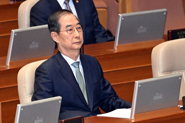 ▲한덕수 대통령 권한대행 국무총리가 24일 서울 여의도 국회 본회의장에서 추가경정예산안 시정연설을 기다리며 국무위원석에 앉아 있다. ⓒ연합뉴스