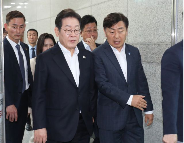 ▲더불어민주당 이재명 대선 경선 후보가 24일 오전 전북 새만금33센터를 방문해 김관영 전북특별자치도 도지사의 안내를 받고 있다. ⓒ연합뉴스