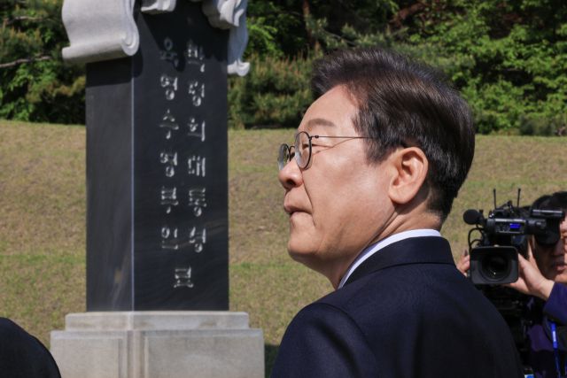 ▲더불어민주당 이재명 대선 후보가 28일 서울 동작구 국립서울현충원 고 박정희 전 대통령 묘역을 찾아 참배하고 있다. ⓒ연합뉴스