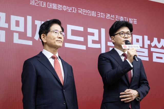 ▲지난 29일 서울 여의도 국민의힘 당사에서 열린 제21대 대통령 후보자 국민의힘 3차 경선 진출자 발표 행사에서 최종 경선에 오른 한동훈 후보(오른쪽)가 소감을 밝히고 있다. ⓒ연합뉴스