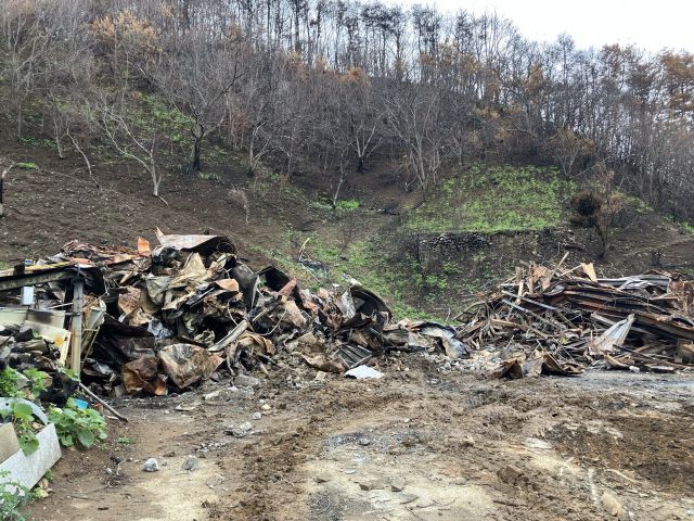 ▲지난 4월 24일 대형산불 피해를 본 경남 산청군 중태마을에 전소된 집이 철거됐다. ⓒ프레시안(손가영)