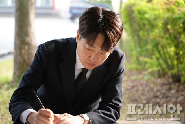 ▲4일 국립 5·18 민주묘지를 찾은 이준석 개혁신당 대선후보가 손편지를 작성하고 있다ⓒ개혁신당