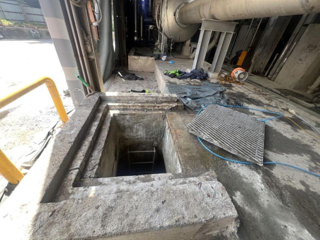 ▲4일 오전 9시 44분께 전북 전주시 덕진구 팔복동 한 제지공장의 맨홀 안에서 작업을 하다가 5명이 쓰러져 병원으로 이송됐다. 이 중 50대 A씨 등 2명은 심정지 상태로 병원으로 옮겨졌으며, 또 다른 50대 B씨는 의식이 얕은 상태다. 2명은 어지럼증을 호소하고 있다. 사진은 사고가 난 맨홀. ⓒ연합뉴스