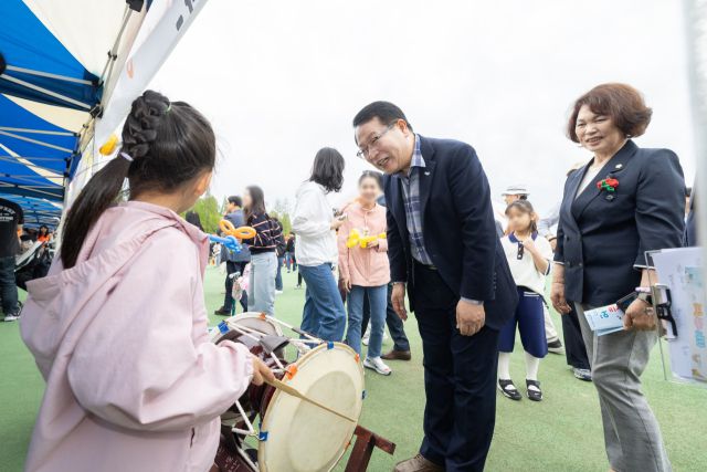 ▲익산시 '솜리 어린이 민속 큰잔치'에서 정헌율 익산시장이 아이들과 흥겨운 대화를 하고 있다. ⓒ정헌율 익산시장 페이스북