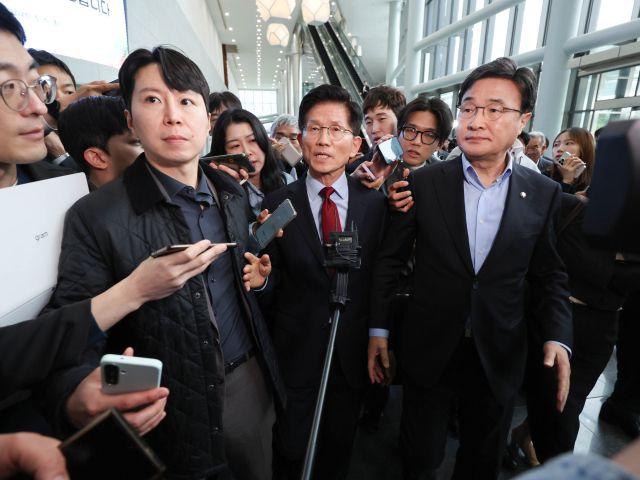 ▲국민의힘 김문수 대선 후보가 6일 아시아태평양경제협력체(APEC) 회의장인 경북 경주시 경주화백컨벤션센터에서 후보 일정을 중단하고 서울로 올라가 현안 문제에 대한 대책을 마련하겠다고 밝힌 뒤 취재진에 둘러싸여 있다. ⓒ연합뉴스