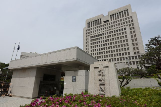 ▲더불어민주당은 5일 이재명 대선 후보의 파기환송심 일정과 관련해 조희대 대법원장을 향해 선거운동 기간에 잡힌 모든 대선 후보자의 재판 기일을 대선 뒤로 미루라고 요구했다. 민주당은 이같은 조치가 선거운동 시작일인 12일 전까지는 이뤄져야 한다고 못 박으면서, 이 요구가 받아들여지지 않을 경우 대법원장 탄핵을 포함한 특단의 조치에 나설 수 있음을 시사했다. 사진은 6일 서울 서초구 대법원. ⓒ연합뉴스