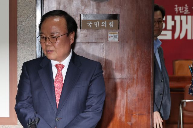 ▲국민의힘 김문수 대선 후보 측의 김재원 비서실장(왼쪽)이 9일 서울 여의도 국회에서 재개된 국민의힘 김문수 대선 후보와 무소속 한덕수 대선 예비 후보 간의 단일화 협상이 결렬된 후 나와 취재진 질문에 답하고 있다. 오른쪽은 협상에 참석한 무소속 한덕수 대선 예비 후보 측의 손영택 전 국무총리 비서실장. ⓒ연합뉴스