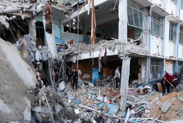 ▲7일(현지시간) 팔레스타인인들이 이스라엘 폭격으로 파괴된 가자지구 중부 부레이지 난민촌의 유엔팔레스타인난민기구(UNRWA) 학교 건물을 조사하고 있다. 이 건물엔 이스라엘 공격으로 난민이 된 주민들이 머물고 있었다. ⓒ로이터=연합뉴스