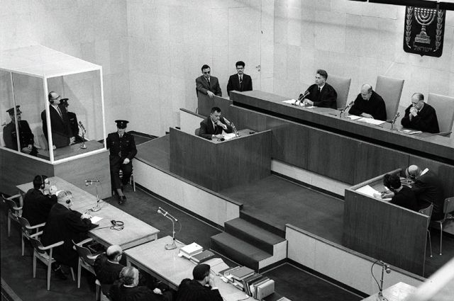 ▲ 예루살렘 법정에서 아이히만은 방탄유리로 둘러싼 피고석에서 재판을 받았다(1961년 12월15일).Ⓒ위키미디어
