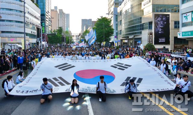 ▲지난해 5월17일 제44주년 광주민주화운동기념 전야제 대행진 모습ⓒ광주광역시