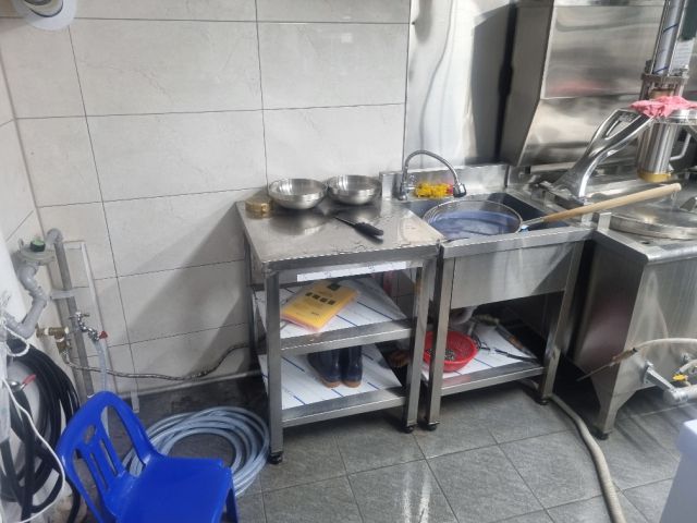 ▲대전시 특별사법경찰이 주요 행락지 인근 다중이용음식점을 대상으로 기획수사를 실시해 총 5건의 식품위생법 위반 사례를 적발했다. 단속된 지하수 수질검사 미실시 업체 내부. ⓒ대전시