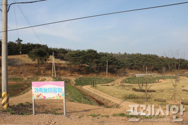 ▲특정 문중 묘지 앞에 조성된 화순군 가족형파크골프장ⓒ