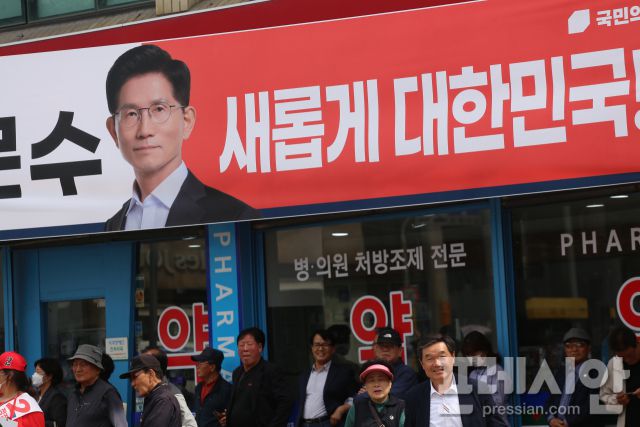 ▲영주 구성오거리 인근에 설치된 국민의힘 김문수 대선후보 홍보 현수막. "새롭게 대한민국을!"이라는 슬로건 아래 시민들과 당원들이 출정식에 참여하고 있다. ⓒ프레시안(최홍식)