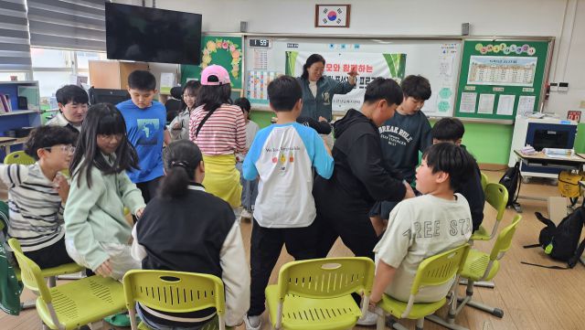 ▲ 지역 초등 5학년 학샐들이 올틴 품성계발프로그램 참여하며 즐거워하고 있다. ⓒ울진군청