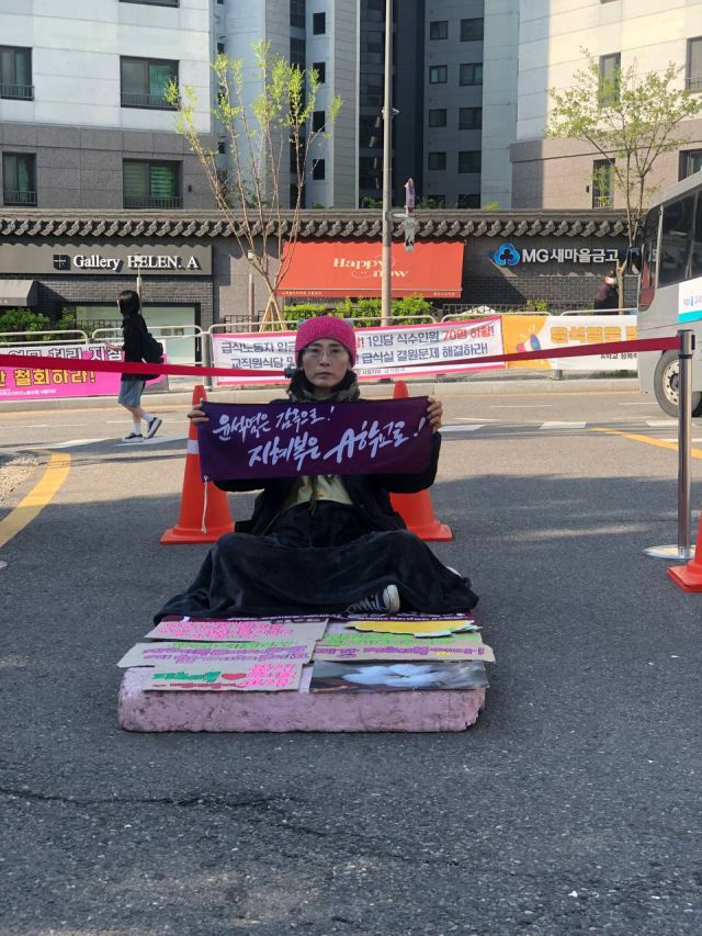 ▲서울시교육청 앞에서 농성하고 있는 지혜복 교사ⓒA학교 성폭력사안·교과운영부조리 공익제보교사 부당전보철회를 위한 공대위