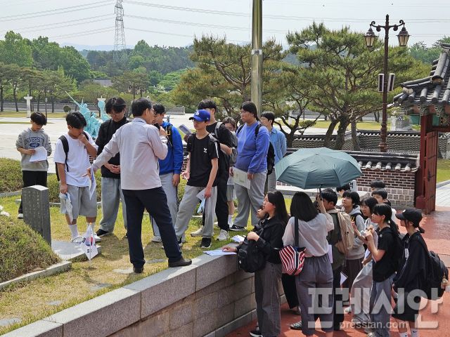 ▲13일 광주 광산중학교 학생들이 박금희 열사 묘역에서 오월해설사의 설명을 듣고 있다.2025.05.13ⓒ프레시안(김보현)