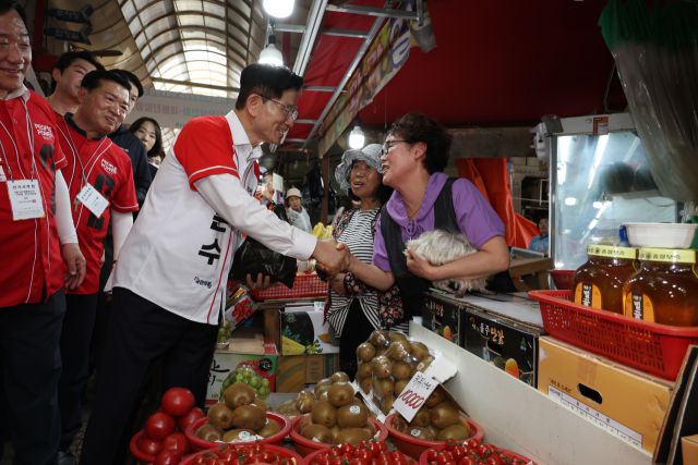 ▲국민의힘 김문수 대선 후보가 13일 울산 남구신정시장에서 상인, 시민들을 만나고 있다. ⓒ연합뉴스
