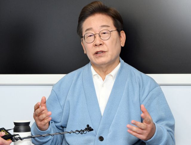 ▲더불어민주당 이재명 대선 후보가 15일 경남 하동군 화개장터를 방문, 대형버스 안에 마련된 방송스튜디오에서 유튜브 라이브 방송을 마친 후 취재진과 인터뷰하고 있다. ⓒ연합뉴스