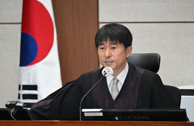 ▲지귀연 부장판사가 21일 서울 서초구 서울중앙지법에서 열린 윤석열 전 대통령 내란 우두머리 혐의 형사재판 2차 공판에서 취재진들의 퇴장을 명령하고 있다. ⓒ연합뉴스