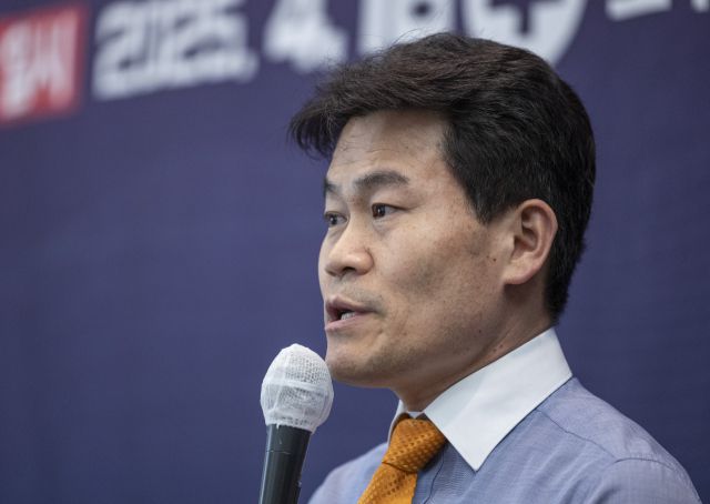 ▲전한길 씨가 지난달 16일 서울 중구 프레스센터 국제회의장에서 열린 '국민이 국민을 지킨다! 국민수사대 출범식'에 참석해 축사하고 있다. ⓒ연합뉴스