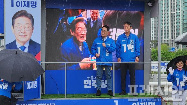 ▲21대 대선 더불어민주당 중앙선대위 공동선대위원장인 박지원 국회의원이 16일 광주 서구 양동시장 앞에서 유세하고 있다. 2025.5.16ⓒ프레시안(박진규)