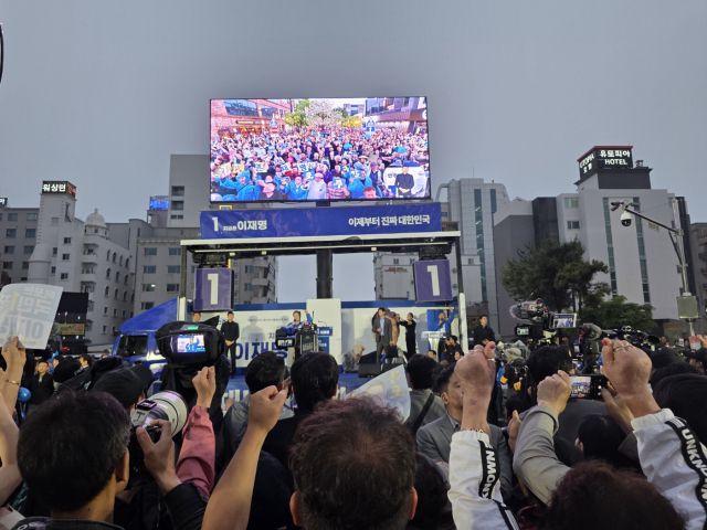▲15일 오후 전남 목포 평화의 광장에서 열린 이재명 더불어 민주당 대선 후보 유세 현장에서 전남 시민들이 모여 지지를 표현하고 있다.ⓒ프레시안(소민우)