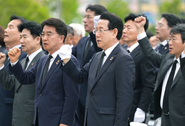 ▲16일 오전 전남도청 앞 광장에서 ‘아! 오월, 다시 만난 오월’을 주제로 열린 ‘전남 5·18민주화운동 45주년 기념식’에서 김영록 지사 등 참가자들이 임을 위한 행진곡을 제창하고 있다.ⓒ전남도 제공