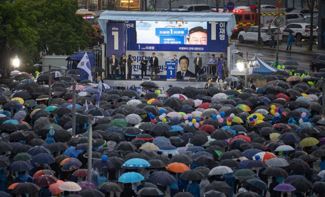 ▲더불어민주당 이재명 대선후보가 16일 전북 정읍시 정읍역 앞에서 열린 유세에서 지지를 호소하는 연설을 하고 있다. ⓒ연합뉴스