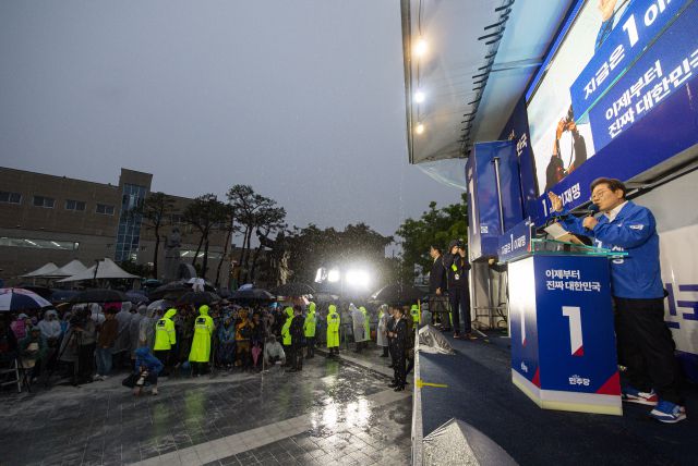 ▲더불어민주당 이재명 대선후보가 16일 전북 정읍시 정읍역 앞에서 열린 유세에서 지지를 호소하는 연설을 하고 있다. ⓒ연합뉴스