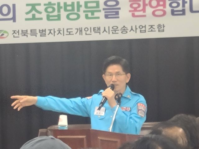 ▲김문수 후보는 17일 오후 전주시 반월동에 있는 전주개인택시운동조합에서 간담회를 갖고 "역대 대통령(과 후보) 중에서 저만큼 택시업계를 잘 아는 사람은 없다"고 강조했다. ⓒ프레시안