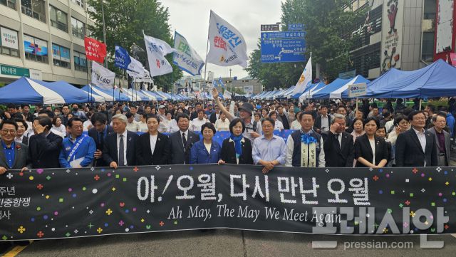 ▲17일 광주 동구 금남로에서 야권 주요 인사들이 45주년 5·18 전야제에서 '아!오월 다시만난 오월' 현수막을 들고 있다.2025.05.17ⓒ프레시안(백순선)