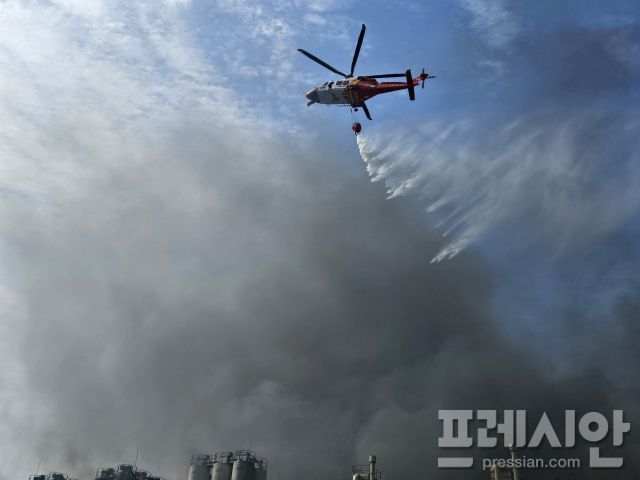 ▲광주 금호타이어 공장 화재 진압을 위해 소방헬기가 공중에서 물을 뿌리고 있다.2025.5.18ⓒ프레시안(김보현)