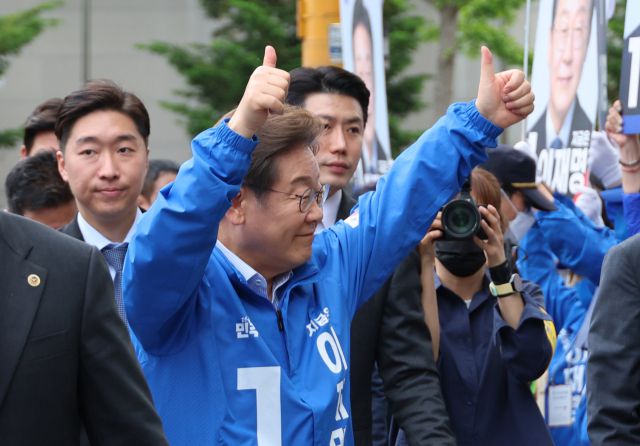 ▲더불어민주당 이재명 대선 후보가 20일 경기 파주시 금릉역 중앙광장에서 열린 유세에서 시민들에게 인사하고 있다. ⓒ연합뉴스