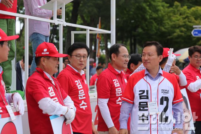 ▲ 박형수의원(도당위원장,울진,영덕,청송,의성), 임종득의원(영주,봉화,영양), 김형동의원(안동,예천)은 20일 영주5일장터 집중유세에 참석해 정정당당 김문수후보가 당선돼야 전국에서 가장 낙후한 영주,안동,예천,봉화,영양이 발전할 수 있다며 김문수후보에 대한 지지를 호소했다.ⓒ프레시안(최홍식)