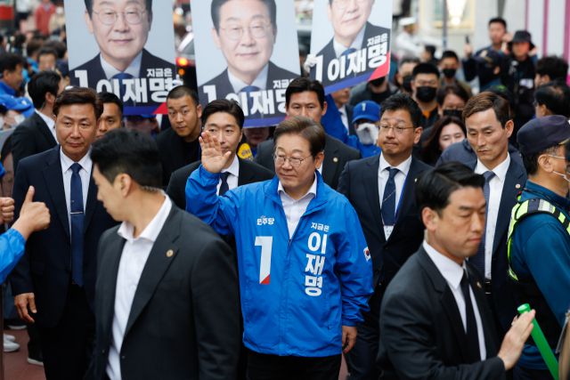 ▲더불어민주당 이재명 대선 후보가 19일 오후 유세를 위해 서울 마포구 홍대 레드로드를 찾아 유세에 앞서 인사하고 있다. ⓒ연합뉴스