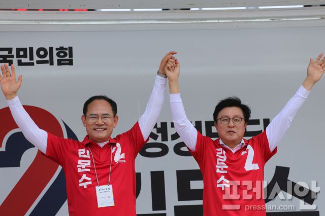 ▲ 경북 영주시 전현직 국회의원인 박형수 경북도당위원장과 임종득(영주,봉화,예천)의원이 두 손을 높이 들어 김문수 후보의 지지를 호소하고 있다. ⓒ 프레시안(최홍식)