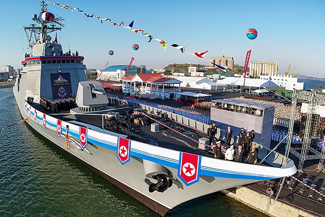 ▲ 4월 26일 북한 당 기관지 <로동신문>은 25일 남포조선소에서 김정은 국무위원장이 참석한 가운데 최현함 진수식이 열렸다고 보도했다. ⓒ로동신문=뉴스1