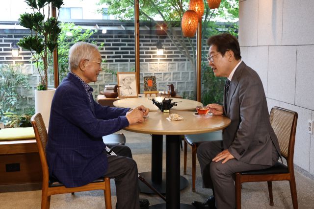 ▲더불어민주당 이재명 대선 후보가 22일 경남 양산시 소소서원에서 송기인 신부와 차담을 하고 있다. ⓒ연합뉴스