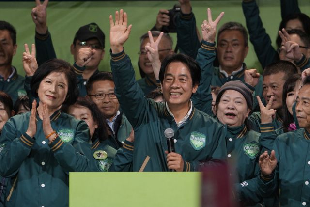 ▲ 라이칭더(가운데) 대만 집권 민진당 후보가 남부 타이난시에서 진행한 유세장에서 지지를 호소하고 있다. ⓒ AP연합뉴스