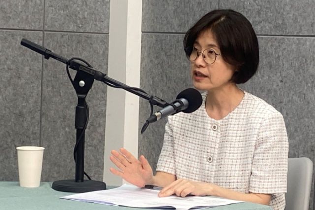 ▲'강상구 시사콕'과 인터뷰하고 있는 김양희 교수. ⓒ프레시안