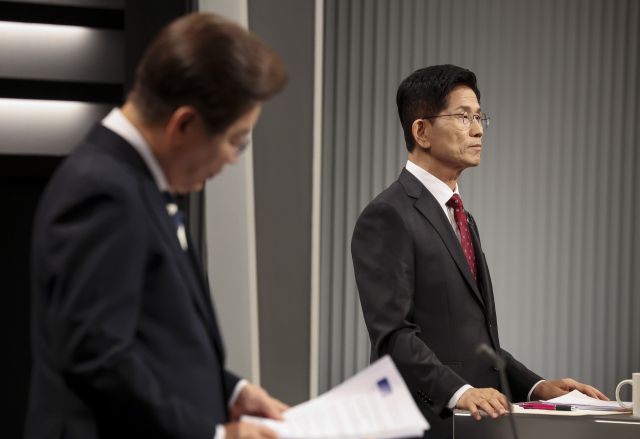 ▲더불어민주당 이재명·국민의힘 김문수 대선후보가 23일 서울 여의도 KBS 스튜디오에서 열린 제21대 대선 2차 후보자 토론회를 준비하고 있다. ⓒ연합뉴스