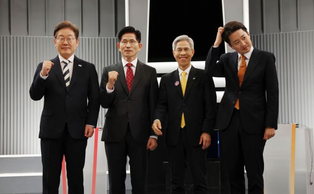 ▲더불어민주당 이재명·국민의힘 김문수·민주노동당 권영국·개혁신당 이준석 대선후보가 23일 서울 영등포구 여의도 KBS 스튜디오에서 열린 제21대 대선 2차 후보자 토론회 시작에 앞서 기념 촬영하기 위해 자리하고 있다. ⓒ연합뉴스