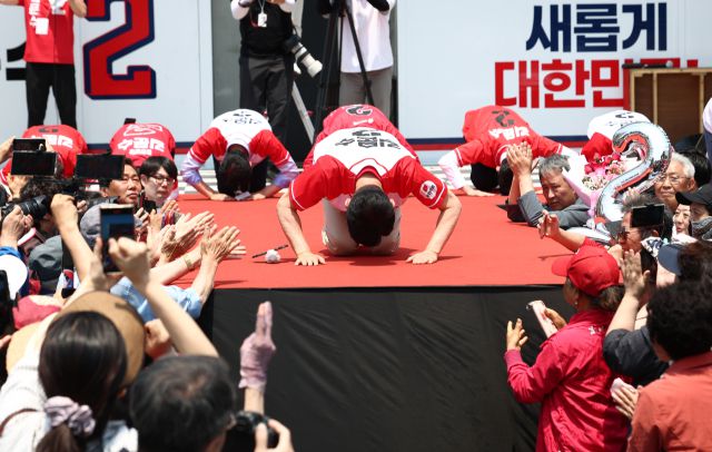 ▲국민의힘 김문수 대선 후보가 25일 충남 공주시 공주공산성에서 유권자들에게 큰절을 하고 있다. ⓒ연합뉴스