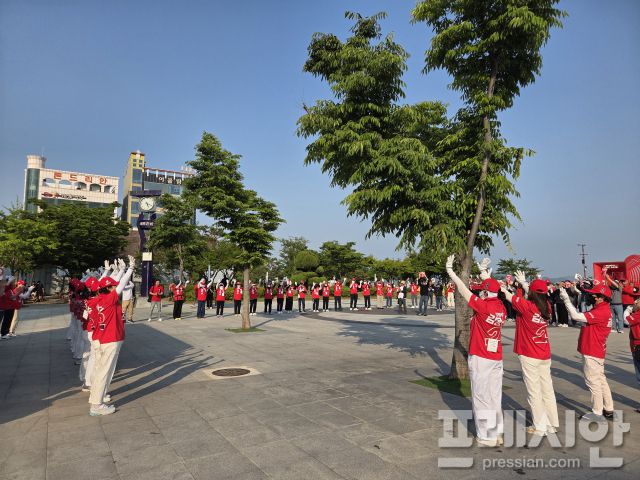 ▲25일 오후 4시30분 전남 목포시 평화의 광장에서 열린 국민의힘 전남 선거대책위원회의 주말 집중유세 현장에서 선거운동원들이 유세활동을 벌이고 있다.ⓒ프레시안(=박아론)