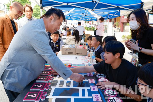 ▲ 지난 24일 금남로 일대에서 열린 '5·18 청소년 문화제' 부스에 방문한 이정선 교육감ⓒ광주시교육청