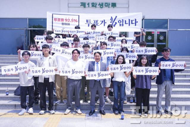 ▲강기정 시장이 29일 투표 참여에 앞서 대학생들인 청년 유권자들과 전남대 학생식당앞에서 '투표가 힘입니다' 피켓을 선보이며 투표독려 포퍼먼스를 하고 있다.ⓒ광주광역시
