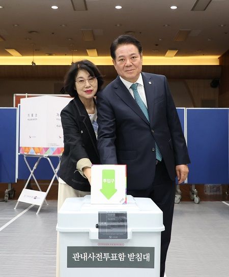 ▲최대호 안양시장 부부가 29일 안양 만안구청 5층 회의실에 마련된 달안동 사전투표소에서 사전투표를 하고 있다. ⓒ안양시